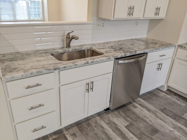 Building Photo - Completely Renovated Townhouse in convenie...
