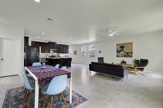 Building Photo - 216 Mary Max Cir