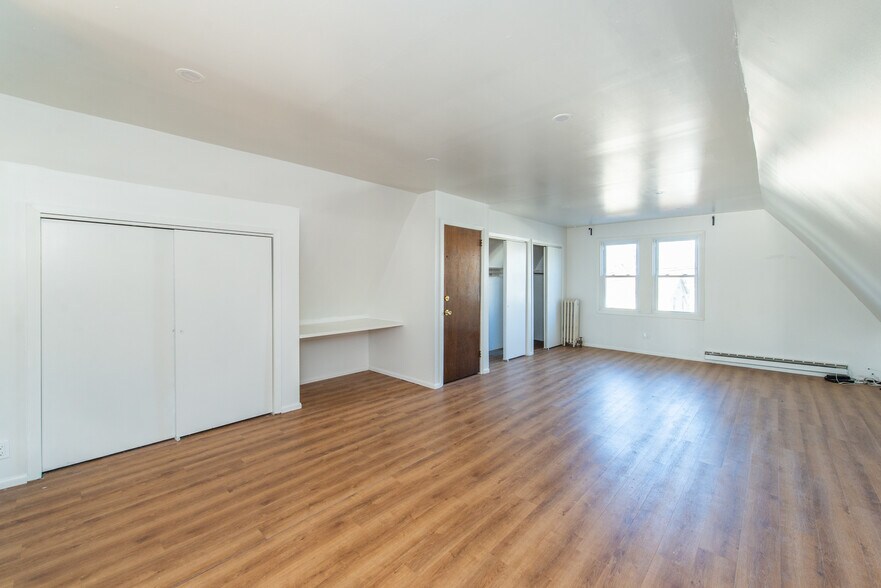 Building Photo - 90 Maple St