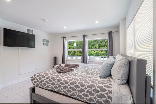 Building Photo - Beachfront Bloo's -2 Units-Ocean View Balc...