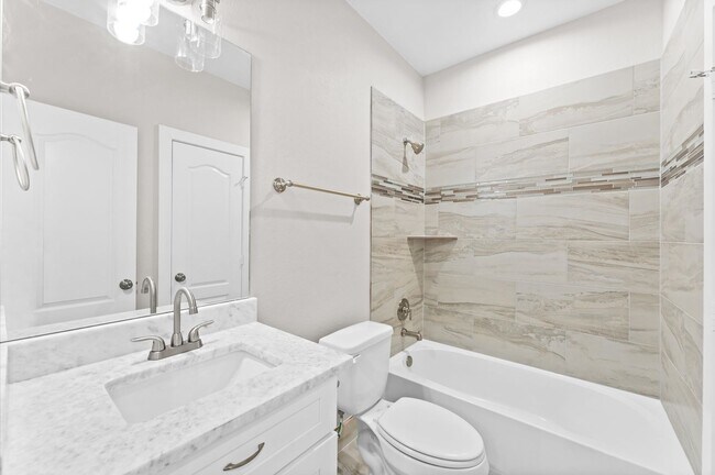 Building Photo - Fashionable Home Not Far From Downtown & M...