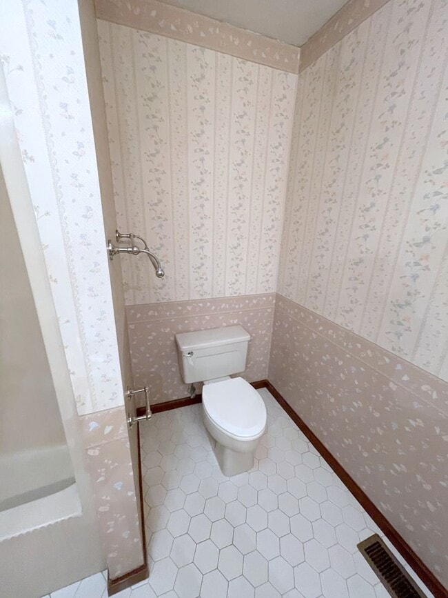 Building Photo - Country Charm Large 2-Bedroom Duplex in Mi...