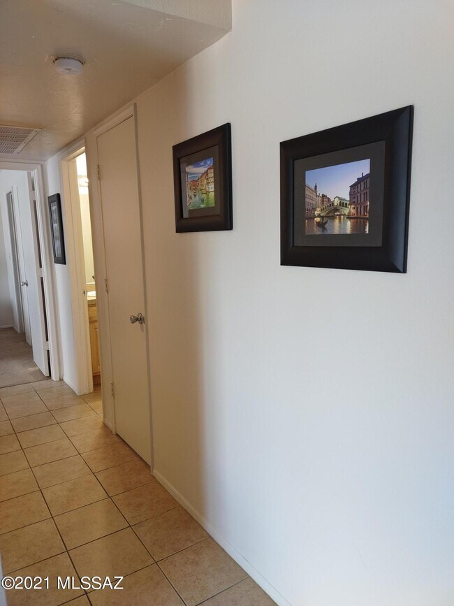 Building Photo - 1810 E Blacklidge Dr