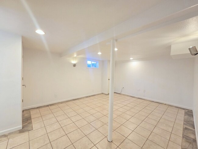 Building Photo - 5621 N Hemlock St