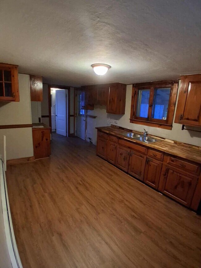 Building Photo - 2 Bedroom single family house
