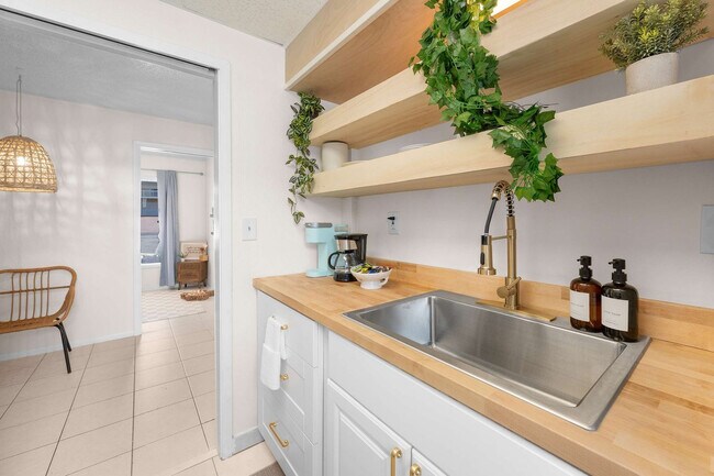 Building Photo - 108 Zamora St