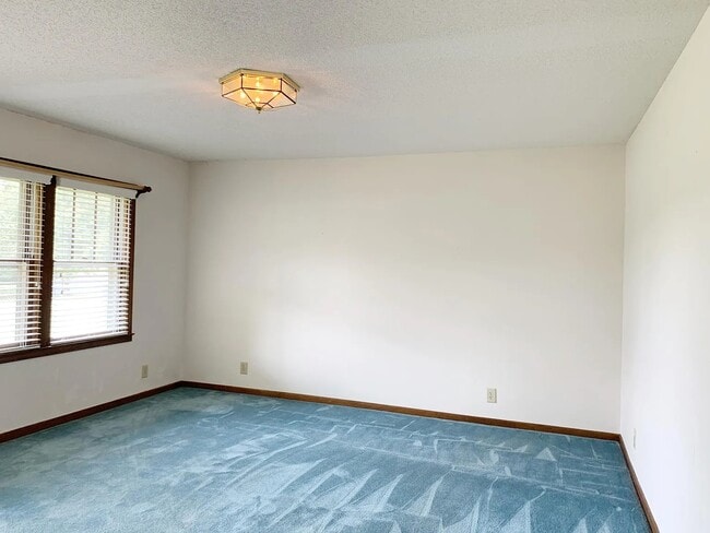 Building Photo - 600 Garrison Rd