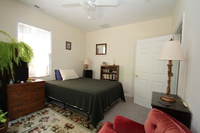 Building Photo - 231 Rivergate Dr