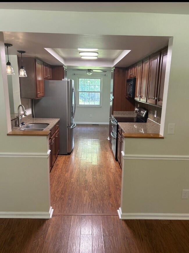 Building Photo - 1130 Heathshire Dr