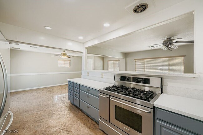 Building Photo - 571 Blackmore Dr