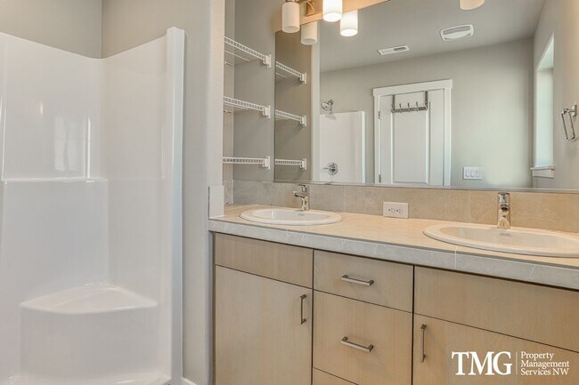 Building Photo - Newer Townhome in Minnehaha w/ 3 Bedroom 2.5 Bath!