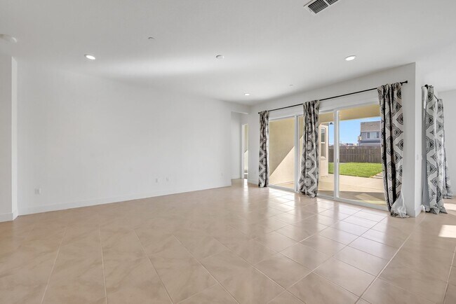Building Photo - Beautiful Corner Lot 3 Bed 3 Bath Home