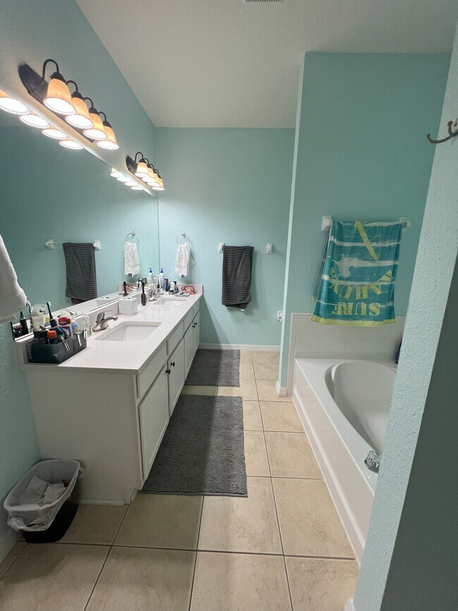 Master Suite (Soaker Tub & Shower) - 2121 Winterset Dr