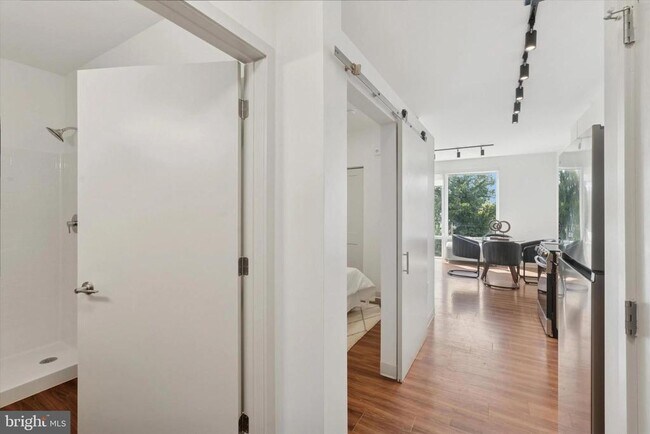 Building Photo - 4240 Chestnut St