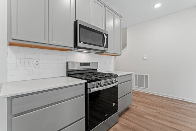 Building Photo - Luxury Townhome, Fishers Schools, Minutes from Shopping, Restaurants, and City Parks!