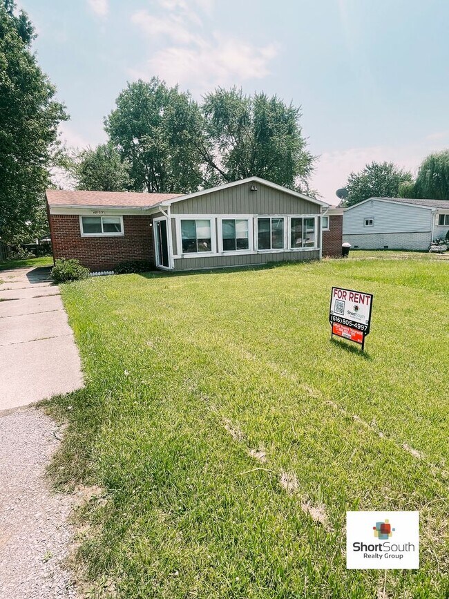 Building Photo - 2 bed 1 bath Duplex Ready for Immediate move in.