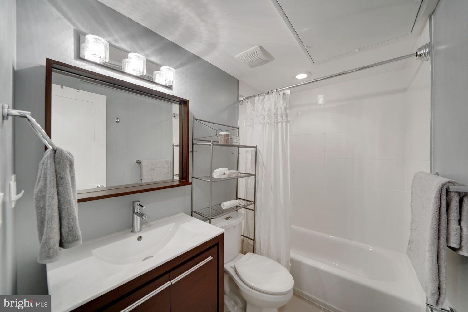 Building Photo - 703 Newton Pl NW