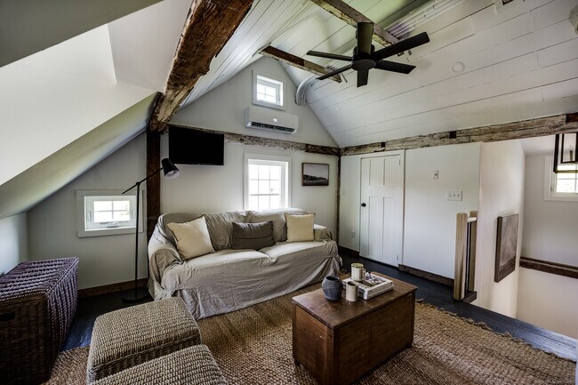 Building Photo - 740 Little City Rd