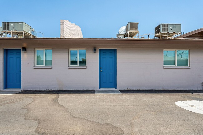 Building Photo - Renovated open floorplan