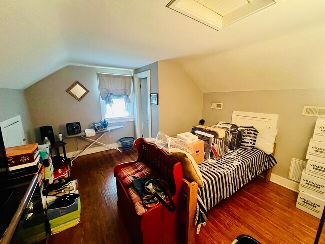 Building Photo - Renovated 3 bdrm/1.5 bath Home with Bonus Room and Dressing Room Located Near Hopkins Rd.