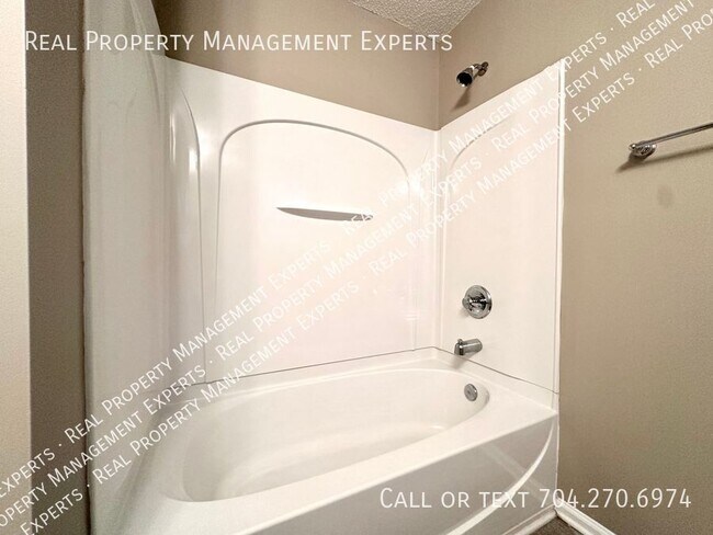 Building Photo - **MOVE IN SPECIAL!**Charming 3BR/2.5BR hom...