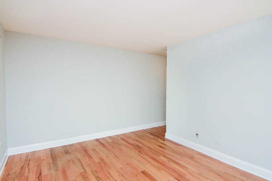 Building Photo - 515 W Briar Pl