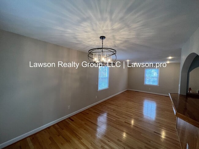 Building Photo - Beautiful Cave Spring Split Level with Bac...