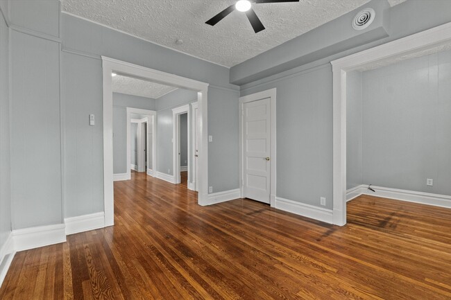 Building Photo - 820 E 89th Pl