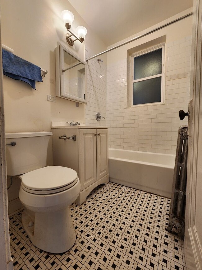 Building Photo - Spacious Renovated Top Floor 2bed/1bath In West Rogers Park