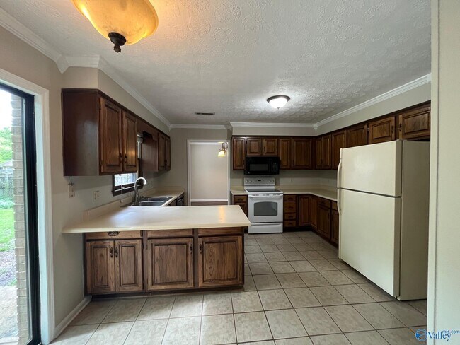 Building Photo - 2006 Lancaster Ave SW