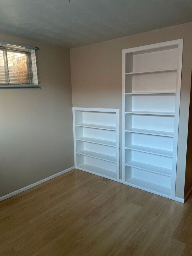 Building Photo - 2BR Basement Unit in Fairview Heights