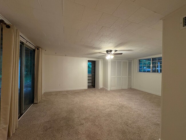 Building Photo - Beautiful 4 bedroom/1 bath with Central Air & Heat on Corner Lot