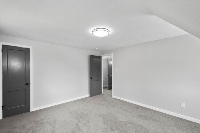 Building Photo - Charming 2 bedroom home in Versailles available August 1!