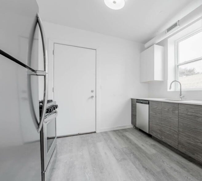 Building Photo - 1712 W Glenlake Ave