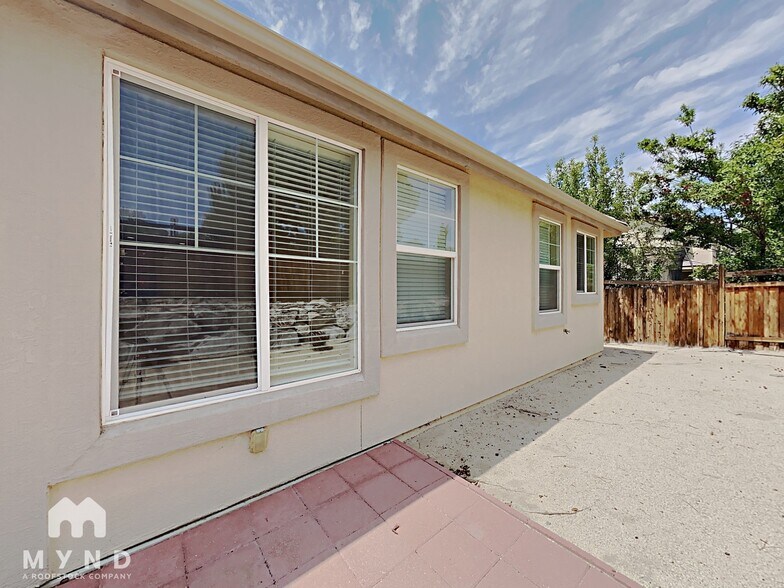 Building Photo - 6890 Apus Dr
