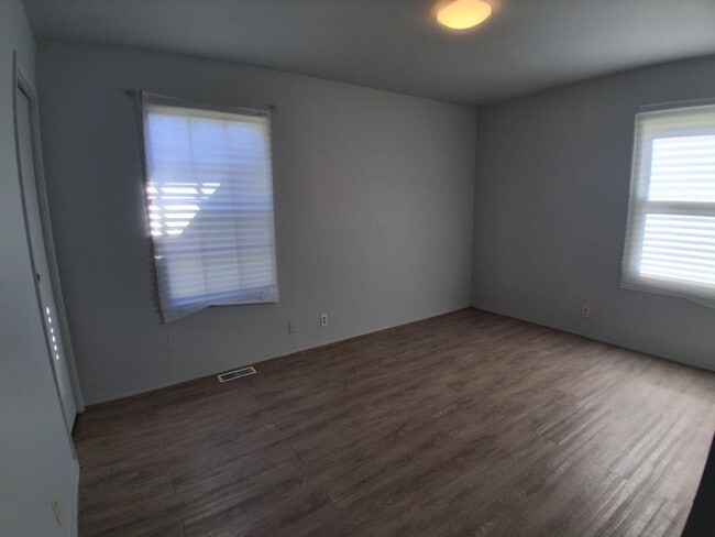 Building Photo - 1709 Crestview Dr