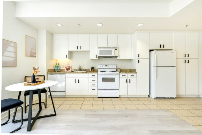 Building Photo - 260 King St