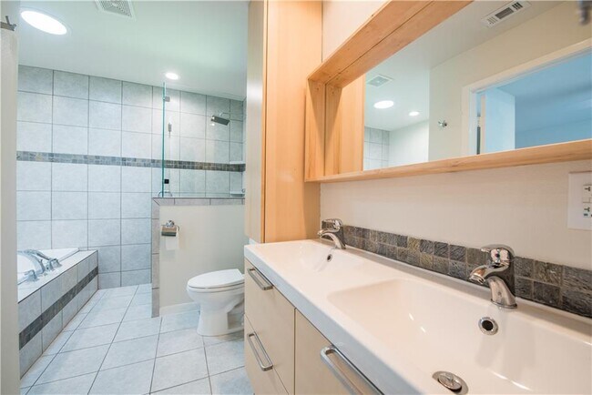 Building Photo - 2902 Silverleaf Dr