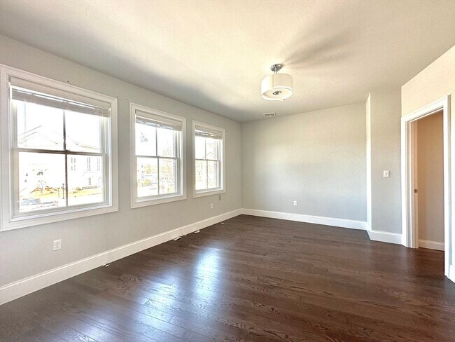 Building Photo - 371 Main St