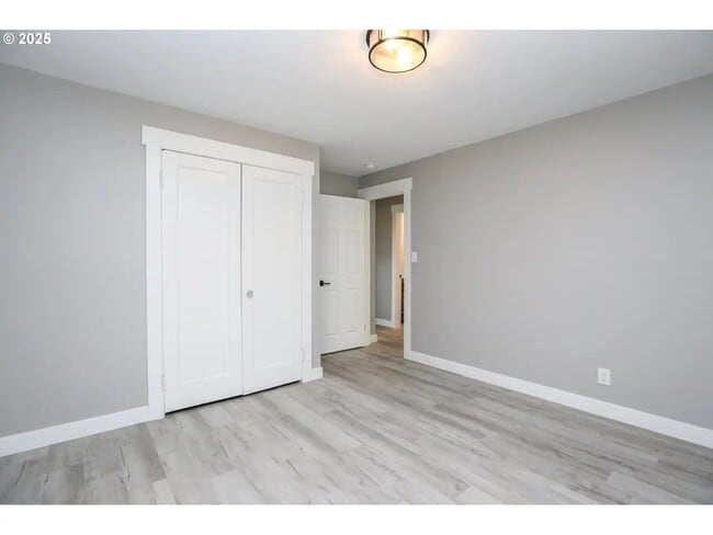 Building Photo - Royal Avenue