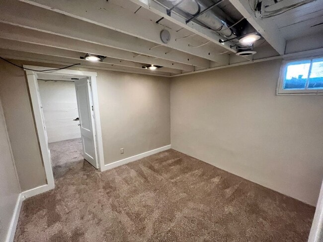 Building Photo - Prime Location 4 Bed House - Leasing 26/27 School Year