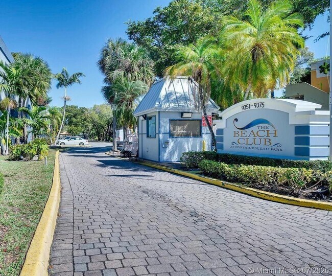 Building Photo - 9369 Fontainebleau Blvd