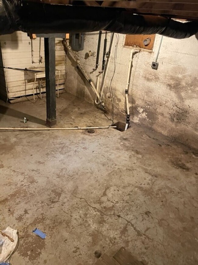 Building Photo - 2 Bed 1 Bath House-PRE LEASING Available N...