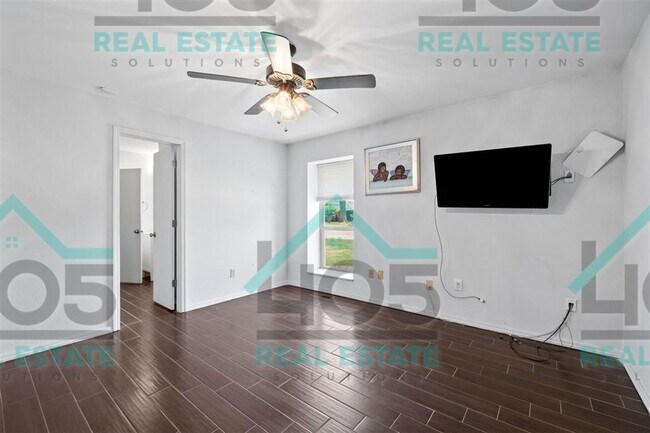 Building Photo - AMAZING FIND IN MWC