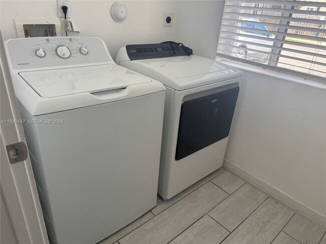 Building Photo - 1030 SE 23rd Terrace