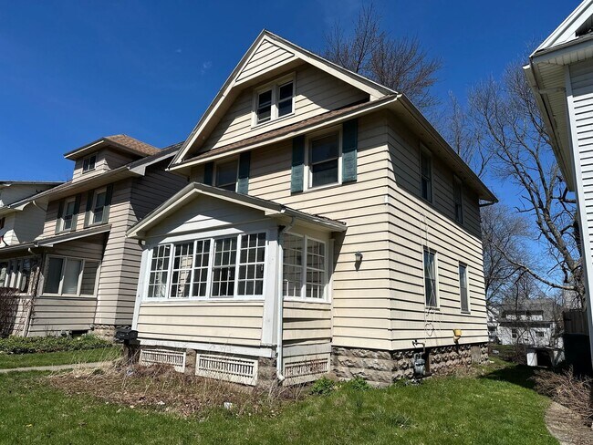 Building Photo - SINGLE FAMIKY FOR RENT IN MAPLEWOOD LOCATION !