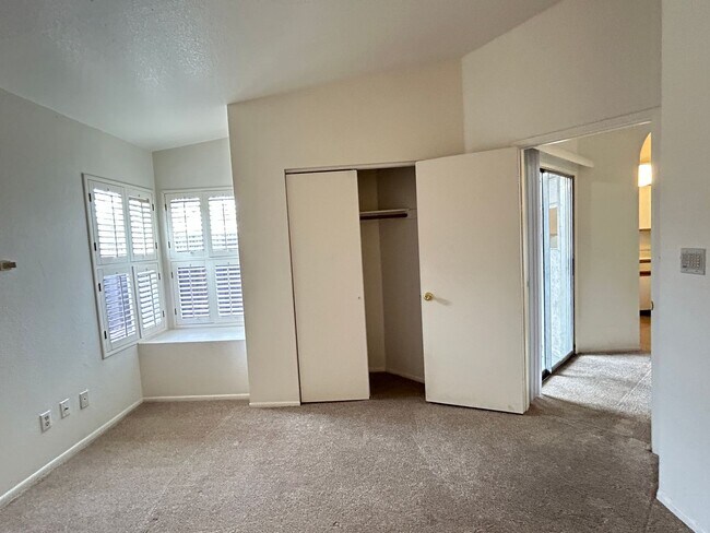 Building Photo - 2 Bedroom, 2 Bathroom Updated Condo