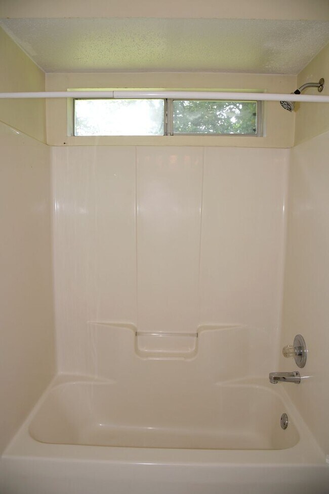 Building Photo - Central 3 Bedroom in Niceville!