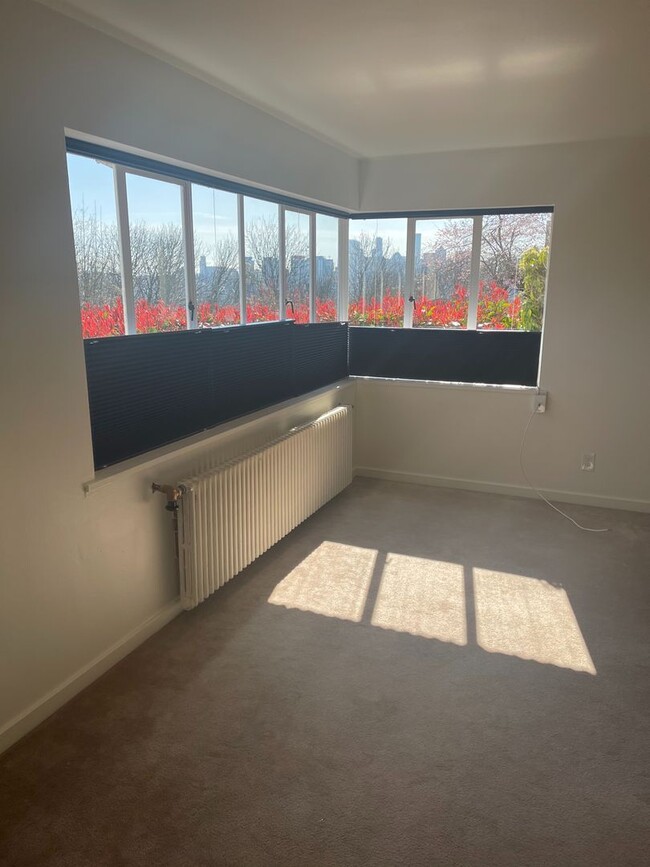Building Photo - Cute and Cozy East Queen Anne Condo with 2...