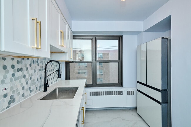 Building Photo - 6118 N Sheridan Rd